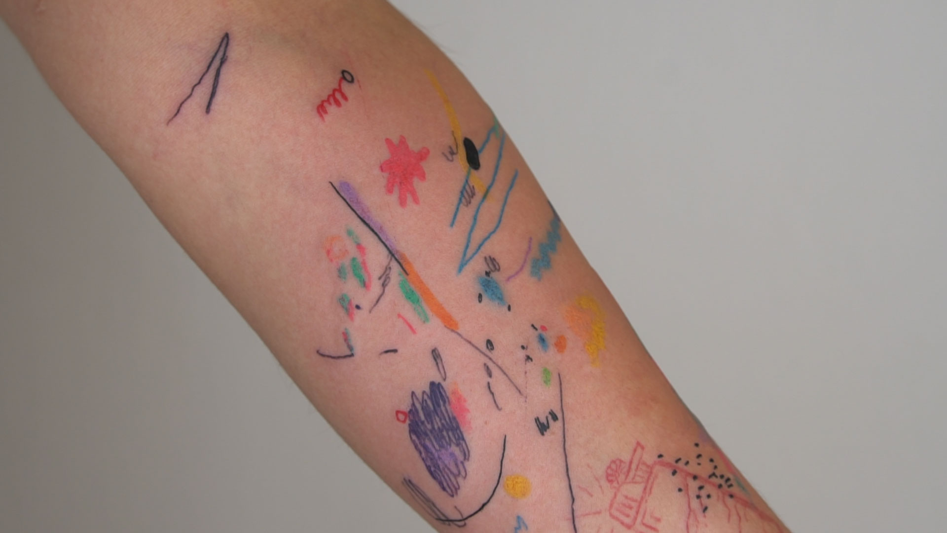 A artista portuguesa que tatua desenhos que parecem ter sido feitos por um miúdo